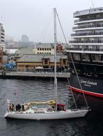 Die Nashachata II am 21.05.2013 im Hafen von Stavanger hinter der Queen Elizabeth.