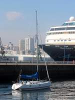 Die Rialto am 18.04.2014 im Hafen von La Coruna vor der Mein Schiff 1.