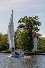 Segelyacht des Typs Ocenias 43 am Ueckermünder Leuchtturm.