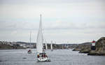 Segelboote im Schärenhof von Bohuslän - hier im Bereich zwischen Harmönö Naturreservat und der Insel Råön.