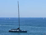 Eine Segelyacht auf dem Mittelmeer vor Valletta.