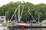 Segelyacht GRANDEZZA wird am 16.05.2020 mittels Kran beim Passat-Hafen in Lübeck-Travemünde ins Wasser gesetzt.