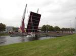Ein Segelschiff durchquert die geffnete Schroebrug in Middelburg im August 2006. (Kategorie wird noch gendert)