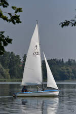 Ein Segelboot auf dem See in Waging.