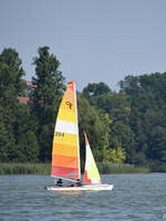 Dieses Segelboot war Anfang August 2020 auf dem See in Waging unterwegs.