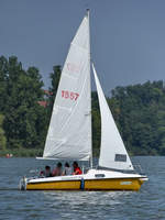 Ein Segelboot auf dem See in Waging.