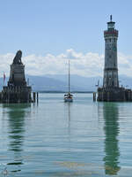 Das Segelboot KAIROS verlässt Anfang Juli 2017 den Hafen von Lindau.