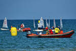 Teilnehmer der Segelschule Travemünde übten im Mai 2023 vor dem Ostseestrand in Priwall.