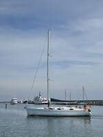 Das Seegelboot WHITE PEARL kommt gerade im Sassnitzer Stadthafen an.