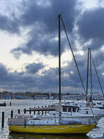 Im Yachthafen Rosenhof war dieses gelbe Segelboot zu sehen.