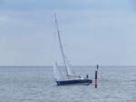 Eine Segelyacht vor Warnemünde am 09.07.2012.