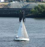 Eine FIRST 235 auf der Elbe, Hhe Finkenwerder am 15.6.08.