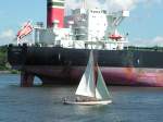 Hamburg i Aug 06 - Ich htte gerne mal gewusst, was das fr eine hbsche klassische Yacht ist, mit dem F im Grosssegel.