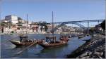 Mit diesen barcos rabelos wurde frher der Wein den Douro heruntergebracht. In Vila Nova de Gaia gegenber von Porto sind die Portweinhuser angesiedelt, in denen der Wein zu Portwein verarbeitet wird. Zur Erinnerung an die alte Transporttradition sind barcos rabelos am Ufer befestigt. 10.10.2011