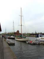 SY SDWIND, klassische Yacht 1936 bei Burmester in Bremen erbaut, 21,95m x 4,30m, liegt an der Lbecker Hansa-Marina an der Untertrave nahe der Drehbrcke am Steg.