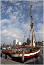 Die DAGMAR AAEN liegt am 04.09.2012 im Museumshafen in Flensburg. Sie wurde 1931 in Esbjerg als Haikutter gebaut und gehrt seit 1988 dem Polarforscher Arved Fuchs. Sie ist 24 m lang (.a.), 4,80 m breit und hat eine Segelflche von 220 m. Das 6 cm dicke Eichenholz des Rumpfes ist mit 6 mm dickem Spezial-Aluminium beschichtet und zustzlich an Steven und Kiel mit bis zu 3 cm dicken Stahlplatten verstrkt. Die DAGMAR AAEN hat bisher als einziges Segelschiff sowohl die Nordwest- als auch die Nordostpassage durchfahren.