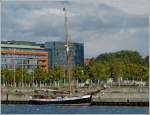 Diesen Traditionssegler „Norden“, habe ich am 16.09.2013 in Kiel aufgenommen. Schiffsdaten: Bj 1870, von der Werft in Skonevik(Norwegen), Flagge Deutschland, Heimathafen Lbeck, Gesamtlnge 28,5 m, B 5,95 m, Motor Scania, Leistung 170 Ps, Besatzung 6 Mann, kann 30 Tagesgste aufnehmen und hat 14 Gstekojen an Bord. 