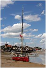 Diesem Segelboot fehlt die notwendige Handbreit Wasser unter dem Kiel. Ebbe herrscht am River Blackwater in Maldon (GB). 08.06.2014