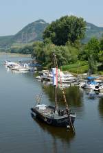 Museumsschiff  Aalschokker  beim Yachthafen Bad Honnef und im Hintergrund der Drachenfels - 03.06.2014