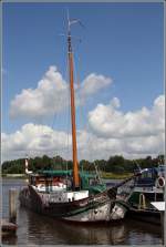 Die 1896 gebaute ANGELA VON BARSSEL liegt am 21.07.2015 in ihrem Heimathafen Barßel. Diese Tjalk ist 23 m lang, 4,35 m breit und hat eine Segelfläche von 94 m². Frühere Namen: KARL-HEINZ, SANKT GEORG, GEERTJE, ZELDENRUST.