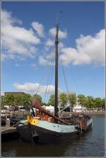 Die Dektjalk WATERGEUS liegt im Museumshafen in Amsterdam. Sie wurde 1903 gebaut, ist 17,60 m lang und 4,37 m breit. 08.06.2015