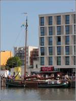 Die 1908 gebaute Tjalk EBENHAEZER lag während er Sail 2015 Bremerhaven im Neuen Hafen. Sie ist 26 m lang, 4,3 m breit und hat einen Tiefgang von 1,10 m. Die Segelfläche beträgt 178 m². Heimathafen ist Rhauderfehn.