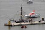 Nach Abnahme der Einlaufparade der Sail 2015 Bremerhaven an Bord der GRÖNLAND hat Bundespräsident Gauck das Museumsschiff wieder verlassen und winkt den Zuschauern zu. 12.08.2015