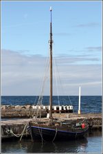 Ein offensichtlich schon etwas älteres Segelboot im Hafen von Helligpeder an der Westküste Bornholms. 23.08.2016