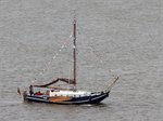 Das Plattbodenschiff DATE ist am 20.08.2016 während der Schippertage in Bremerhaven auf der Weser unterwegs.
