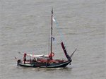 Das Plattbodenschiff JONKVROUW ist am 20.08.2016 während der Schippertage in Bremerhaven auf der Weser unterwegs.
