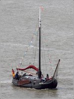 Das Plattbodenschiff MISS POLLY ist am 20.08.2016 während der Schippertage in Bremerhaven auf der Weser unterwegs.
