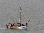 Das Plattbodenschiff THEEPOTT ist am 20.08.2016 während der Schippertage in Bremerhaven auf der Weser unterwegs.