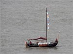Das Plattbodenschiff VROUWE ANTJE ist am 20.08.2016 während der Schippertage in Bremerhaven auf der Weser unterwegs.