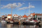 Die einmastigen Segelschiffe LE 104 und HESTIA liegen am 04.10.2016 in Lemmer.