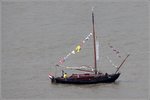 Das Plattbodenschiff VROUWE ANTJE ist am 20.08.2016 während der Schippertage in Bremerhaven auf der Weser unterwegs.
