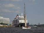 Segler NOBILE und Kreuzfahrtschiff Queen Elizabeth am 12.05.18 in Hamburg