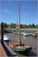 Die Zeeschouw DIE SEVEN SEELANDEN wurde 1975 in den Niederlanden gebaut. Sie ist ü.a. 12,80 m lang und 3,25 m breit. Hier liegt sie am 06.06.2018 in ihrem Heimathafen Neuhaus (Oste).