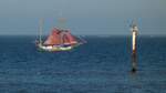 Segelschiff vor dem Strand von Norderney am 03.10.2015.