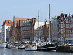 Die Gaffelketsch SIRIUS wurde 1942 in Schweden als Kriegsfischerkutter gebaut, daneben die 1935 gebaute RIKKE und dahinter die 1905 gebaute JOHANNE sowie die 1930 gebaute SINDBAD. (Lübeck, März 2022)