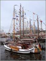 Die 1920 gebaute Lemster Aak THEEPOT ist 10,50 m lang, 3,55 m breit, hat einen Tiefgang von 0,90 m und eine Segelflche von 64 m. Ursprnglich als Fischerboot eingesetzt, wird sie von ihrem jetzigen Eigner als gemtliche Traditionsyacht genutzt. Aufgenommen whrend der Ltten Sail in Bremerhaven am 28.08.2008.