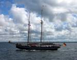 Zwei-Master Atalanta sticht am 14.06.2014 vom Hafen Wismar kommend unter Einsat seines Motor's in See.