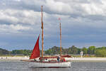 AGLAIA, ein Nachbau des ersten Seenotrettungskreuzers von 1892, am 26.05.2022 den Hafen von Lübeck-Travemünde verlassend