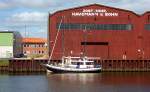 SEGELSCHIFF  BLINKFUER  aus Wilhelshaven wartet auf ffnung der Eric Warburg-Brcke in Lbeck...