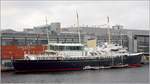 Die königliche Yacht BRITANNIA (IMO 8635306) liegt als Museumsschiff im Hafen von Leith (Edinburg). Sie wurde Anfang 1954 in Dienst gestellt. Die Außerdienststellung erfolgte im Dezember 1997. Sie ist 125,65 m lang und 16,76 m breit. Die Besatzung bestand aus 21 Offizieren und 250 Mann. Außerdem war bei königlichen Reisen eine Platoon Royal Marines an Bord. Angetrieben wurde die BRITANNIA von zwei Dampfturbinen, die zusammen 8.826 kW Leistung lieferten. An der Seite hat die 1936 gebaute königliche Rennyacht BLOODHOUND festgemacht. 03.05.2017 
Eine Besichtigung lohnt sich. Weitere Infos: http://www.royalyachtbritannia.co.uk