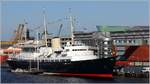 Die königliche Yacht BRITANNIA (IMO 8635306) liegt als Museumsschiff im Hafen von Leith (Edinburg). Sie wurde Anfang 1954 in Dienst gestellt. Die Außerdienststellung erfolgte im Dezember 1997. Sie ist 125,65 m lang und 16,76 m breit. Die Besatzung bestand aus 21 Offizieren und 250 Mann. Außerdem war bei königlichen Reisen eine Platoon Royal Marines an Bord. Angetrieben wurde die BRITANNIA von zwei Dampfturbinen, die zusammen 8.826 kW Leistung lieferten. An der Seite hat die 1936 gebaute königliche Rennyacht BLOODHOUND festgemacht. 03.05.2017
Eine Besichtigung lohnt sich. Weitere Infos: http://www.royalyachtbritannia.co.uk