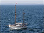 Der Zweimaster FRIEDA aus Greifswald hat am 25.08.2016 den Hafen der dänischen Erbseninseln verlassen. Im Hintergrund ist die Ostküste Bornholms zu erahnen.