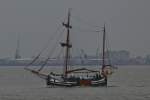 . 2 Mast Segelschiff  Gesine von Papenburg  auf der Ems bei Emden unterwegs. Schiffsdaten: MMSI 211279790 ; Bj 1985, L 28,70 m ; B 5,40 m ; Segelflche 220 m; Antrieb 6 Zyl Dieselmotor, Schiffstyp Frisische Smack. 08.10.2014