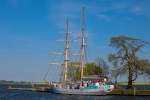 Segelschulschiff Greif kann in Greifswald Wieck wegen dem neuen Sperrwerk nicht am Stammplatz liegen.