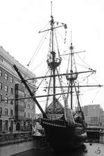 Die Golden Hinde  war das Flaggschiff von Francis Drake, als er als erster Engländer die Welt umsegelte. Ein Nachbau ist in London ausgestellt. (März 2013)