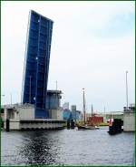 OLDTIMER JOHANNE, kommt von einem Tages-Seetrn mit einer Gruppe Jugendlicher hier durch die Eric Warburg Brcke in den Lbecker Burgtorhafen...